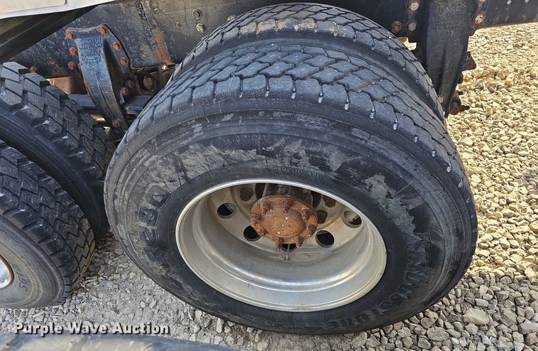 image for item EJ6043 2007 Peterbilt  320 truck cab and chassis