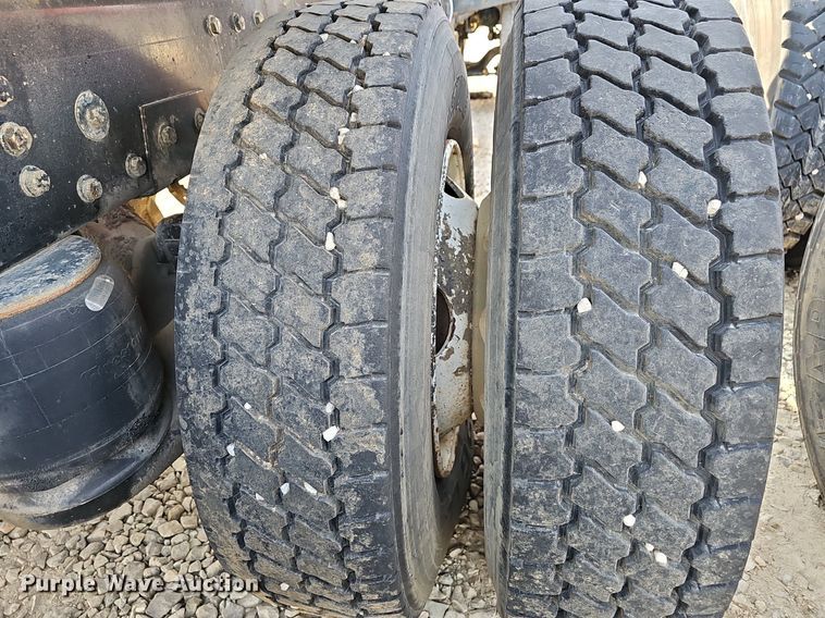 image for item EJ6043 2007 Peterbilt  320 truck cab and chassis