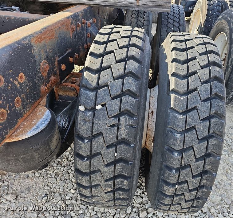 image for item EJ6043 2007 Peterbilt  320 truck cab and chassis