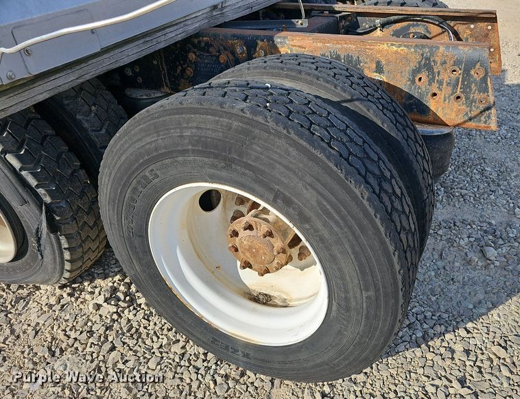 image for item EJ6043 2007 Peterbilt  320 truck cab and chassis