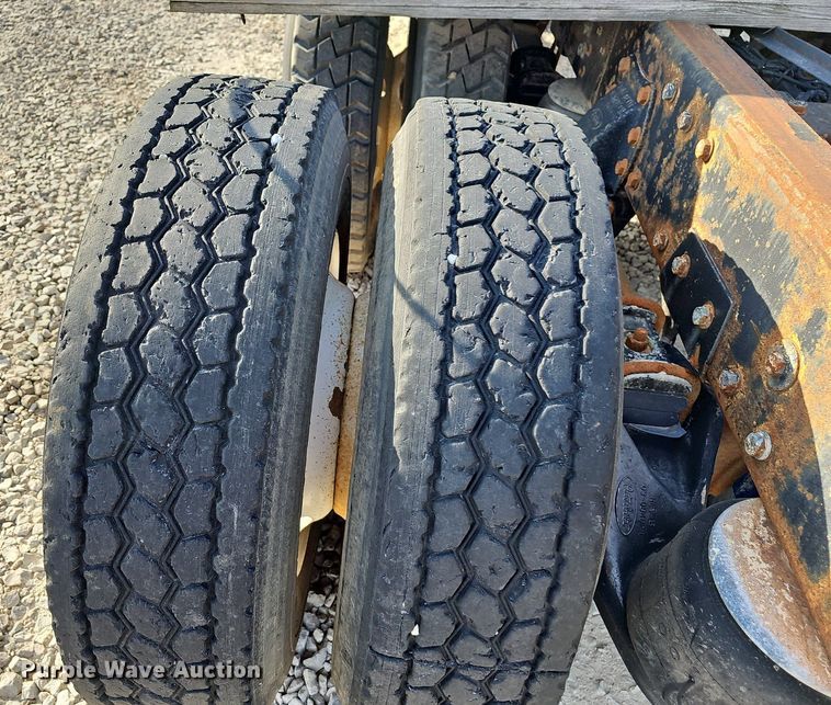 image for item EJ6043 2007 Peterbilt  320 truck cab and chassis