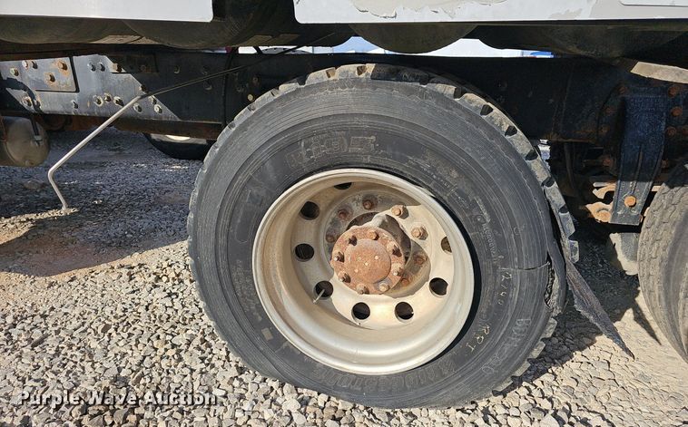 image for item EJ6043 2007 Peterbilt  320 truck cab and chassis