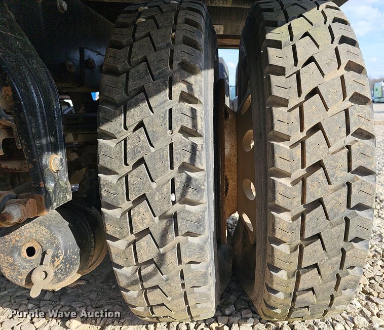 image for item EJ6043 2007 Peterbilt  320 truck cab and chassis