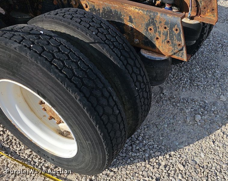 image for item EJ6043 2007 Peterbilt  320 truck cab and chassis