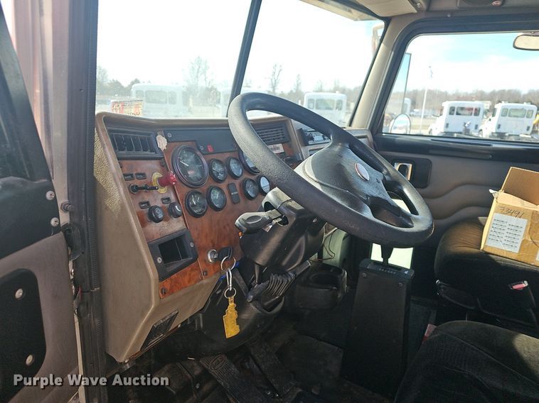 image for item EJ6045 2009 Peterbilt  335 box truck