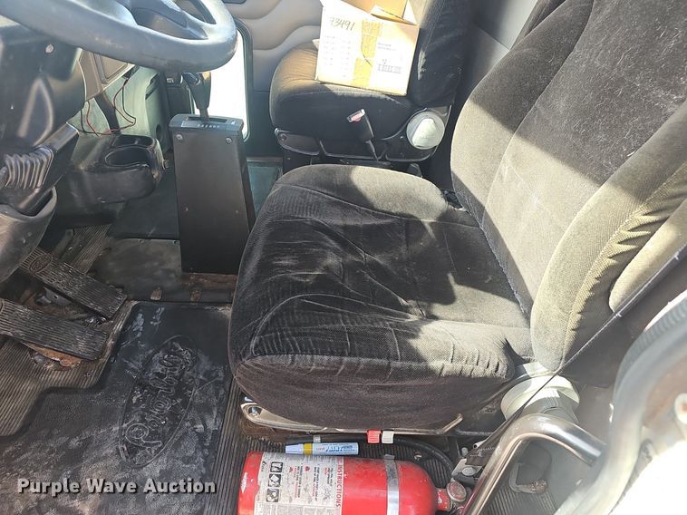 image for item EJ6045 2009 Peterbilt  335 box truck