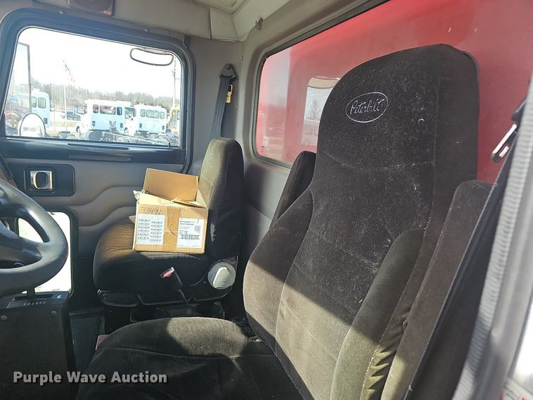 image for item EJ6045 2009 Peterbilt  335 box truck