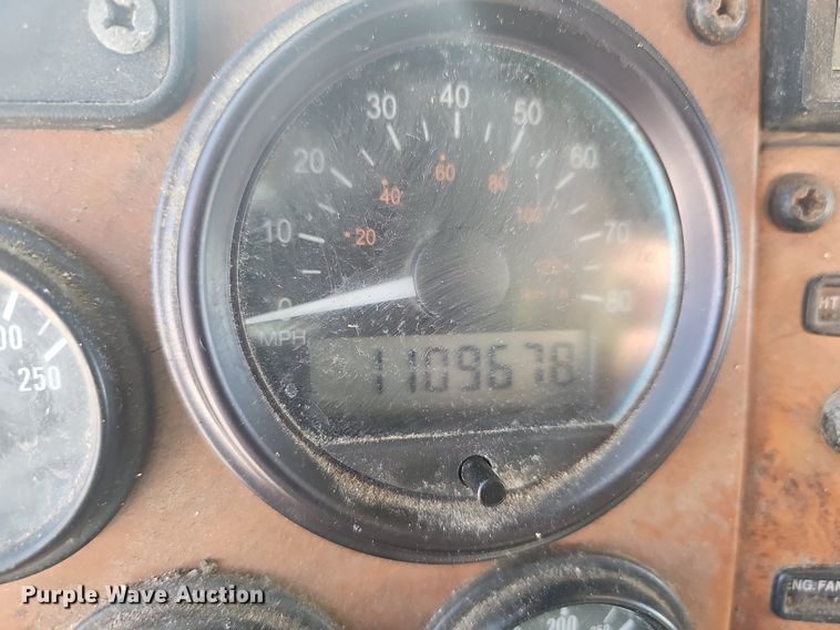 image for item EJ6045 2009 Peterbilt  335 box truck