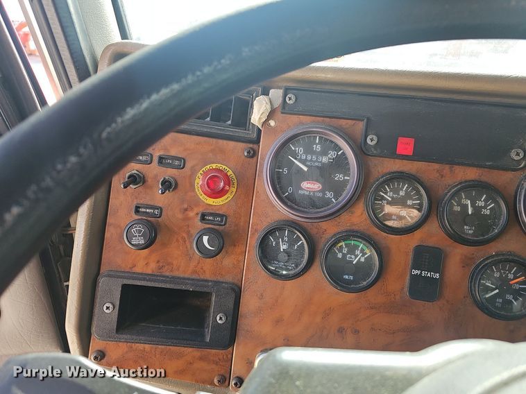 image for item EJ6045 2009 Peterbilt  335 box truck