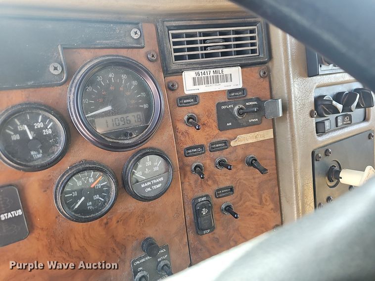 image for item EJ6045 2009 Peterbilt  335 box truck