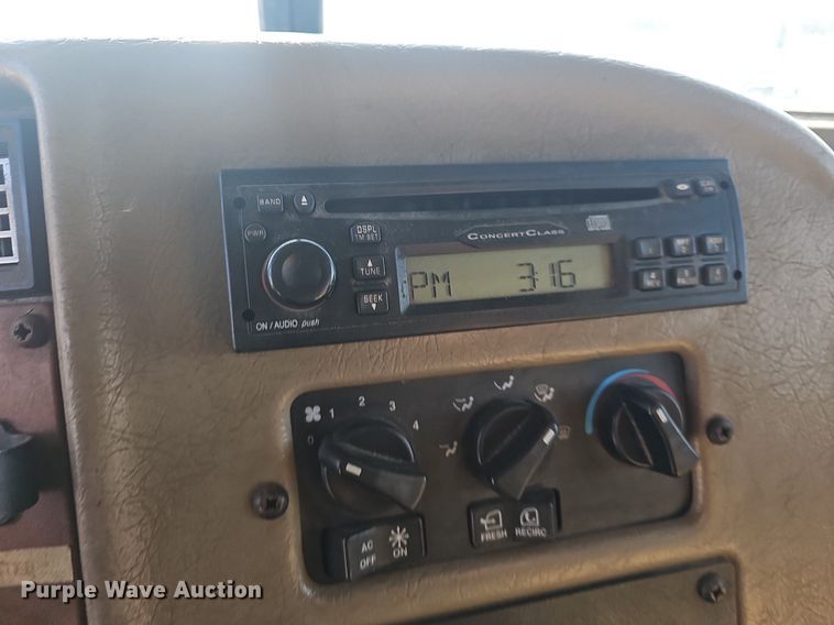 image for item EJ6045 2009 Peterbilt  335 box truck