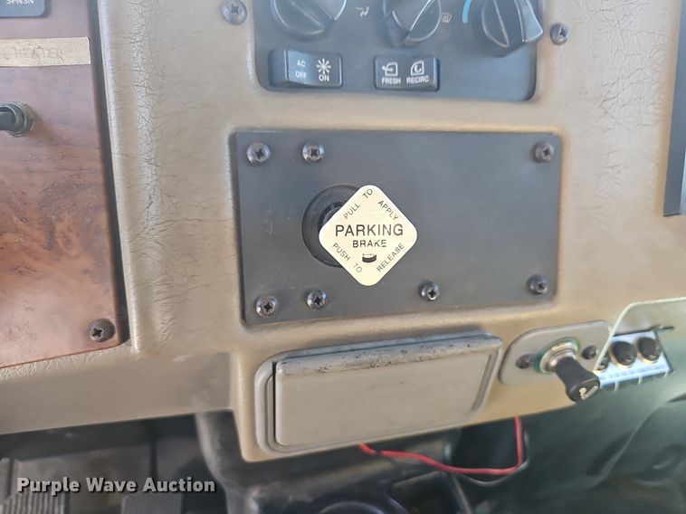 image for item EJ6045 2009 Peterbilt  335 box truck