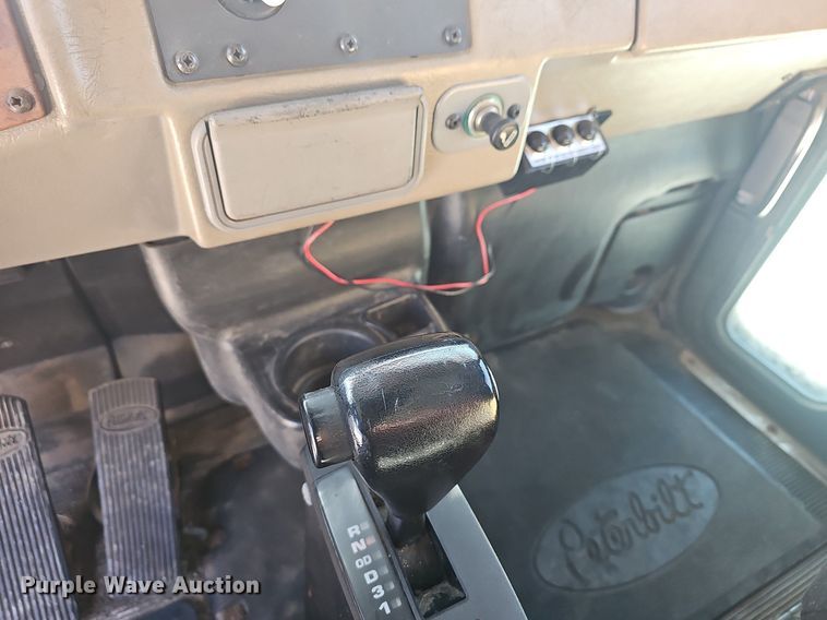 image for item EJ6045 2009 Peterbilt  335 box truck