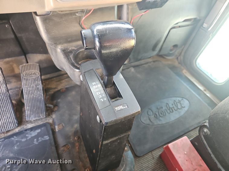 image for item EJ6045 2009 Peterbilt  335 box truck