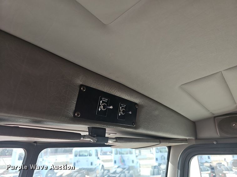 image for item EJ6045 2009 Peterbilt  335 box truck