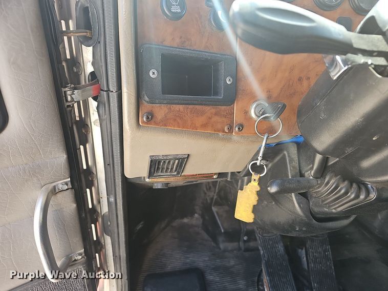 image for item EJ6045 2009 Peterbilt  335 box truck