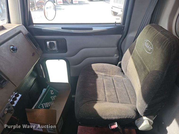 image for item EJ6045 2009 Peterbilt  335 box truck