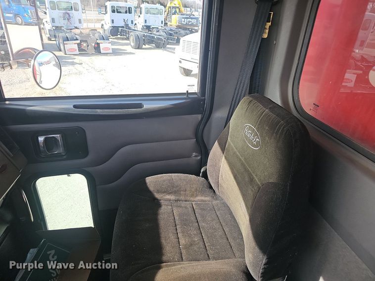 image for item EJ6045 2009 Peterbilt  335 box truck