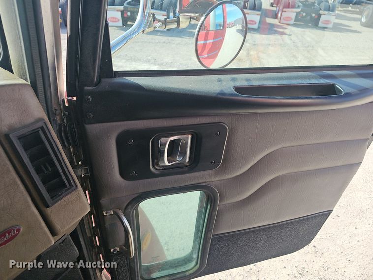 image for item EJ6045 2009 Peterbilt  335 box truck