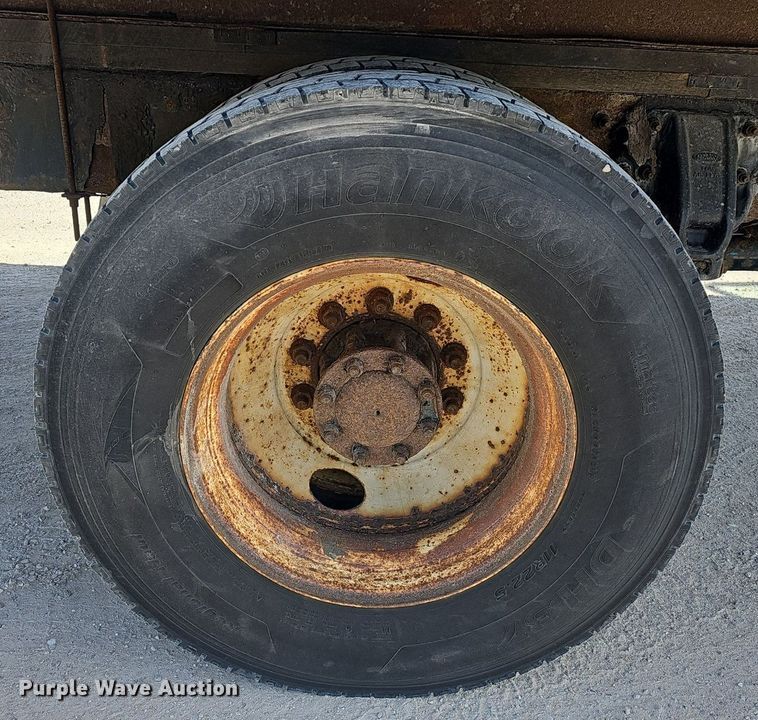 image for item EJ6045 2009 Peterbilt  335 box truck