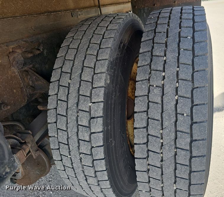 image for item EJ6045 2009 Peterbilt  335 box truck