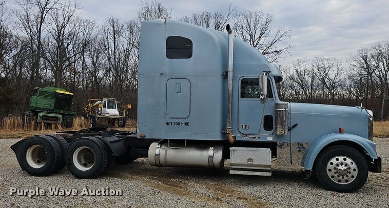 image for item EJ6053 2001 Freightliner  Classic XL semi truck