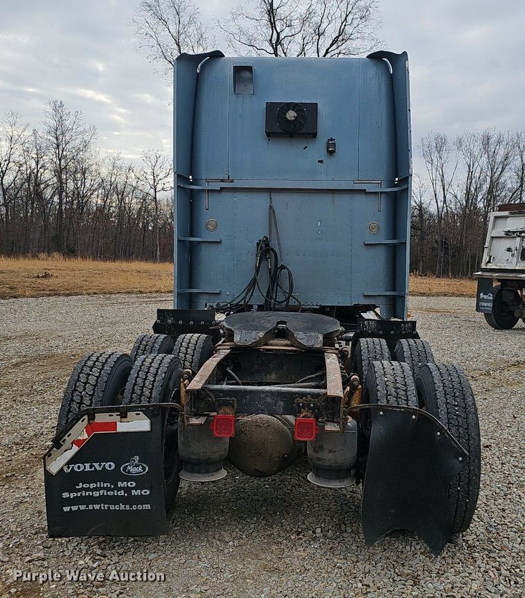 image for item EJ6053 2001 Freightliner  Classic XL semi truck