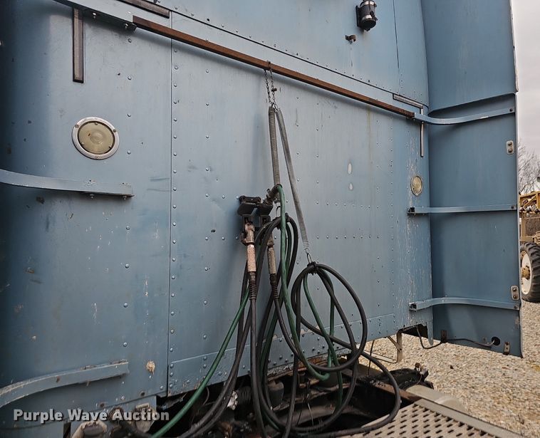 image for item EJ6053 2001 Freightliner  Classic XL semi truck