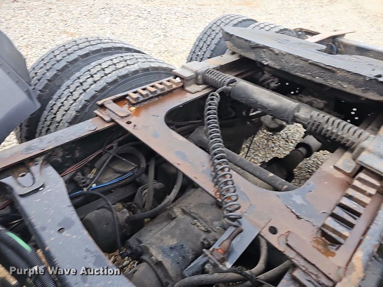 image for item EJ6053 2001 Freightliner  Classic XL semi truck