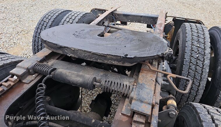 image for item EJ6053 2001 Freightliner  Classic XL semi truck