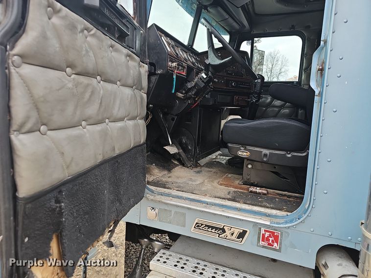 image for item EJ6053 2001 Freightliner  Classic XL semi truck