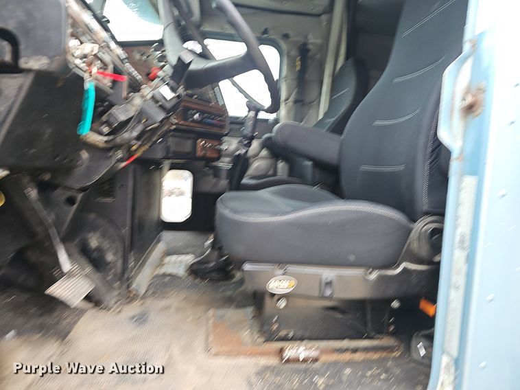 image for item EJ6053 2001 Freightliner  Classic XL semi truck