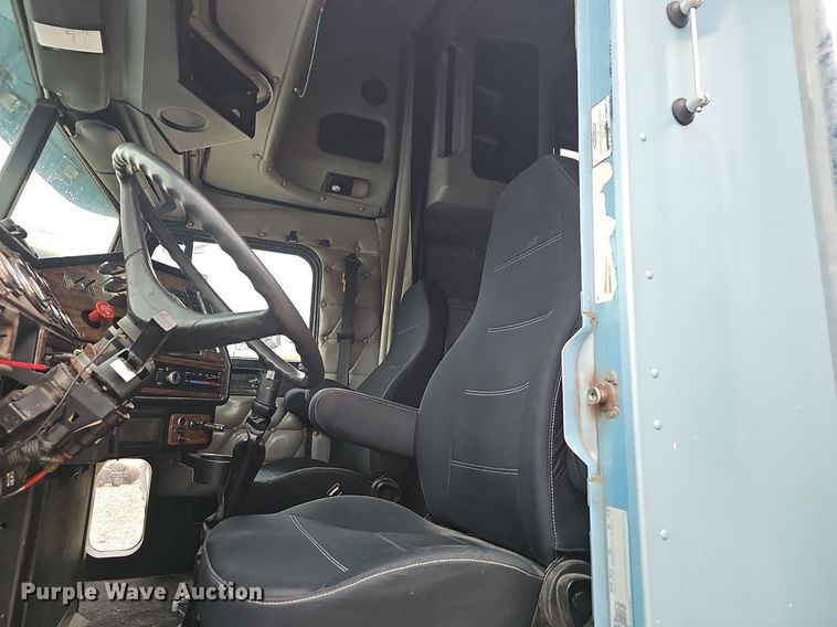 image for item EJ6053 2001 Freightliner  Classic XL semi truck