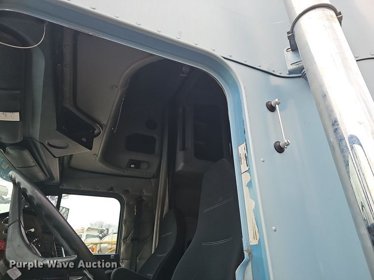 image for item EJ6053 2001 Freightliner  Classic XL semi truck