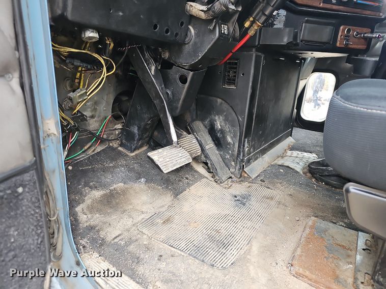 image for item EJ6053 2001 Freightliner  Classic XL semi truck