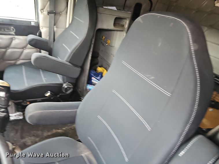 image for item EJ6053 2001 Freightliner  Classic XL semi truck