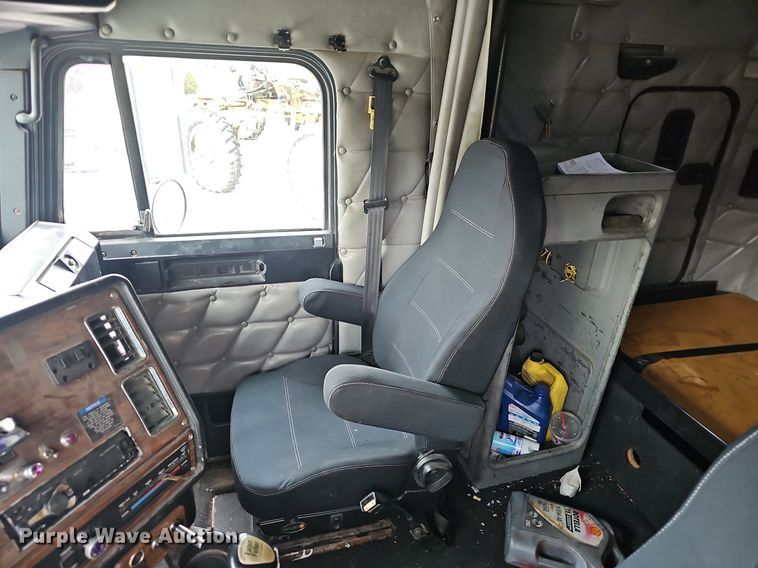 image for item EJ6053 2001 Freightliner  Classic XL semi truck