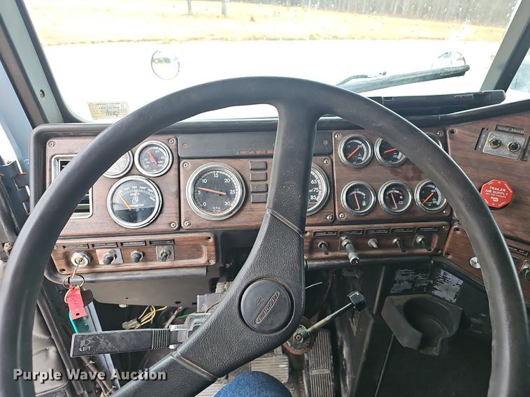 image for item EJ6053 2001 Freightliner  Classic XL semi truck