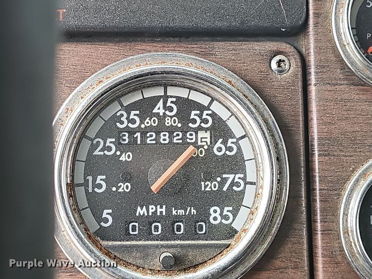 image for item EJ6053 2001 Freightliner  Classic XL semi truck