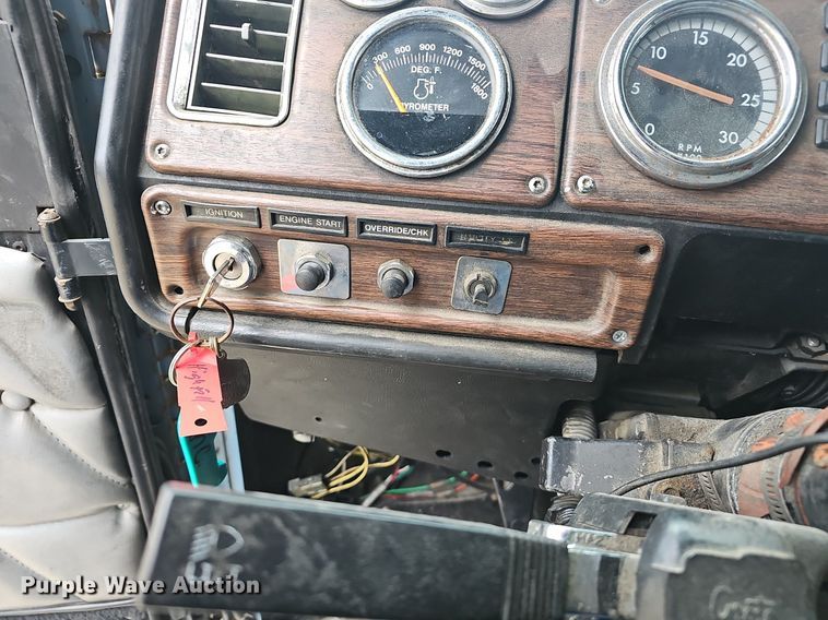 image for item EJ6053 2001 Freightliner  Classic XL semi truck