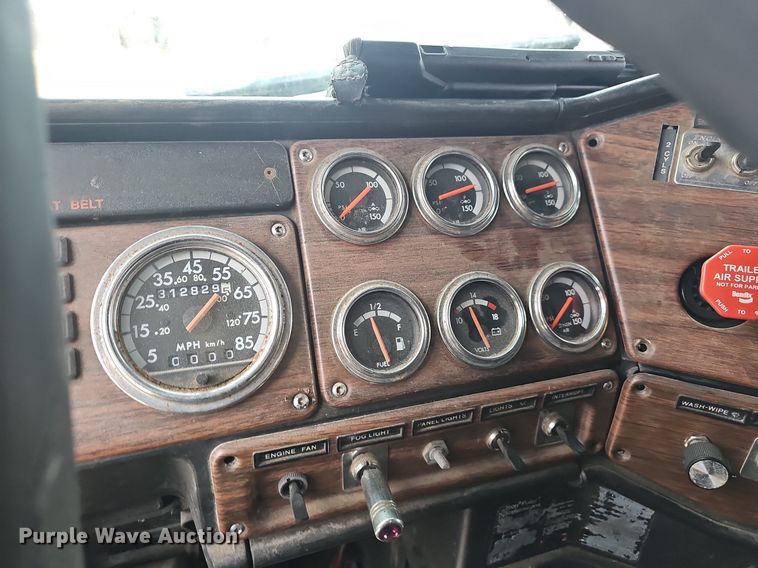 image for item EJ6053 2001 Freightliner  Classic XL semi truck