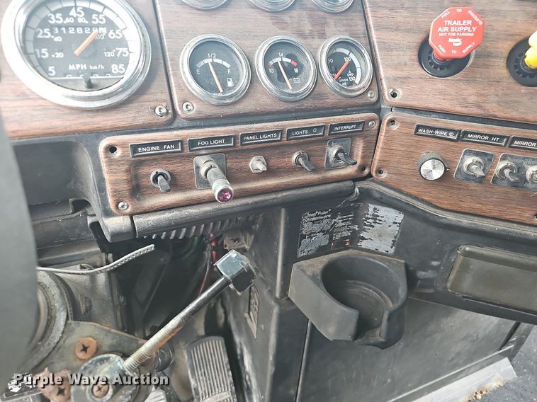 image for item EJ6053 2001 Freightliner  Classic XL semi truck