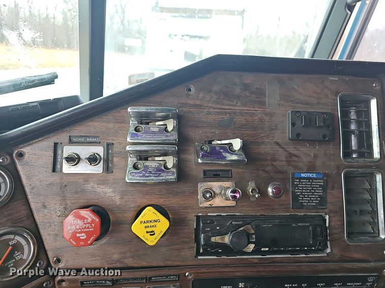 image for item EJ6053 2001 Freightliner  Classic XL semi truck