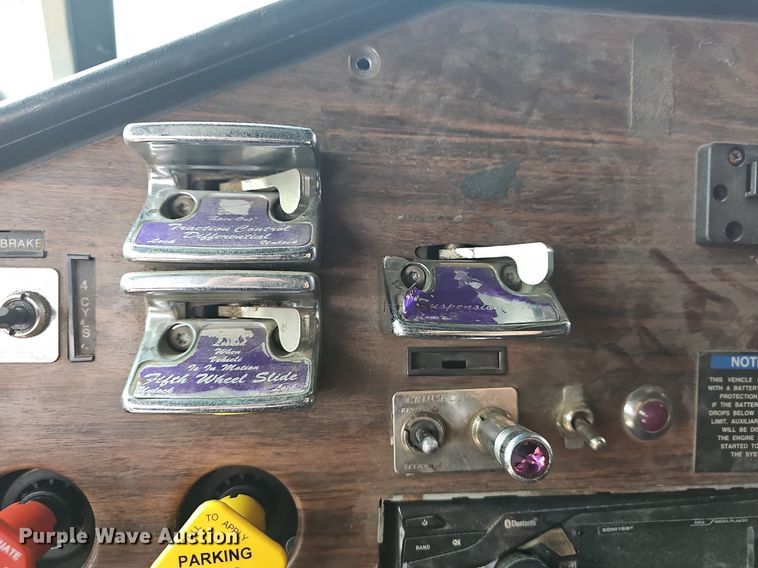 image for item EJ6053 2001 Freightliner  Classic XL semi truck