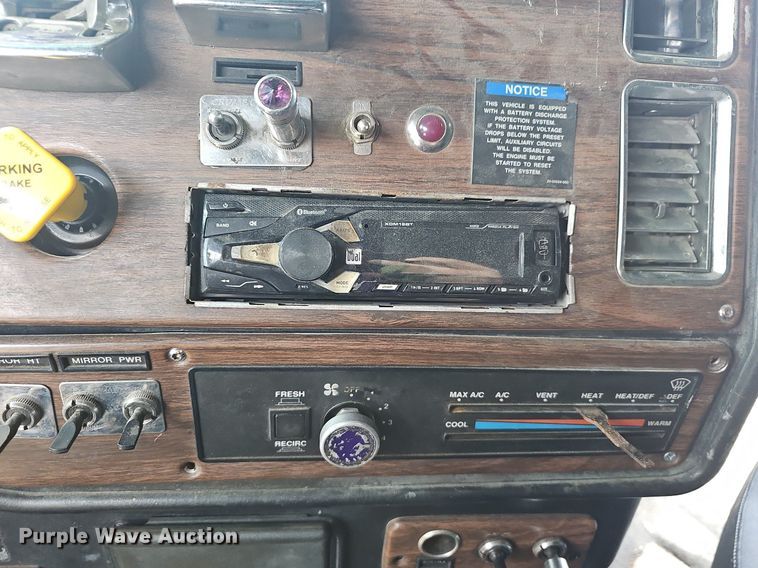 image for item EJ6053 2001 Freightliner  Classic XL semi truck