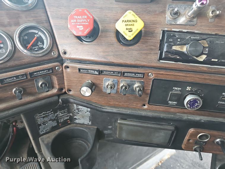 image for item EJ6053 2001 Freightliner  Classic XL semi truck