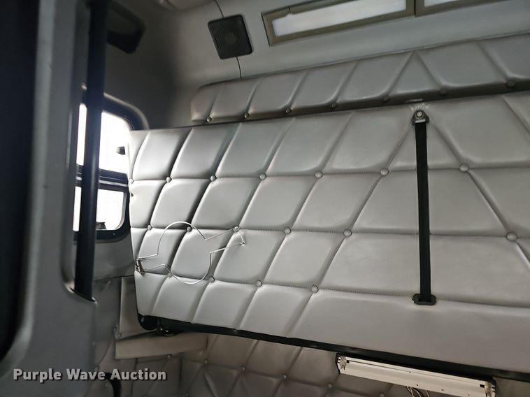 image for item EJ6053 2001 Freightliner  Classic XL semi truck