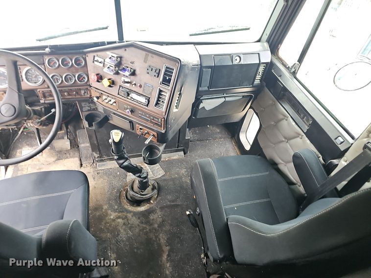 image for item EJ6053 2001 Freightliner  Classic XL semi truck