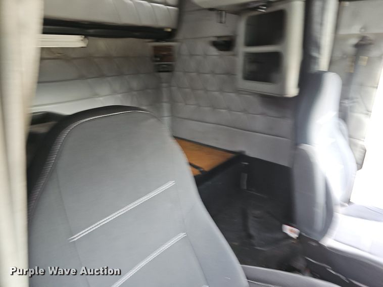 image for item EJ6053 2001 Freightliner  Classic XL semi truck