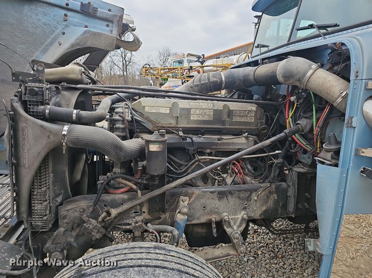 image for item EJ6053 2001 Freightliner  Classic XL semi truck